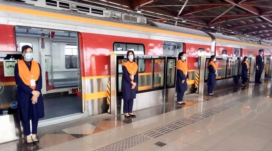 VIDEO: Man attempts suicide by jumping off the Orange Line train tracks | Baaghi TV
