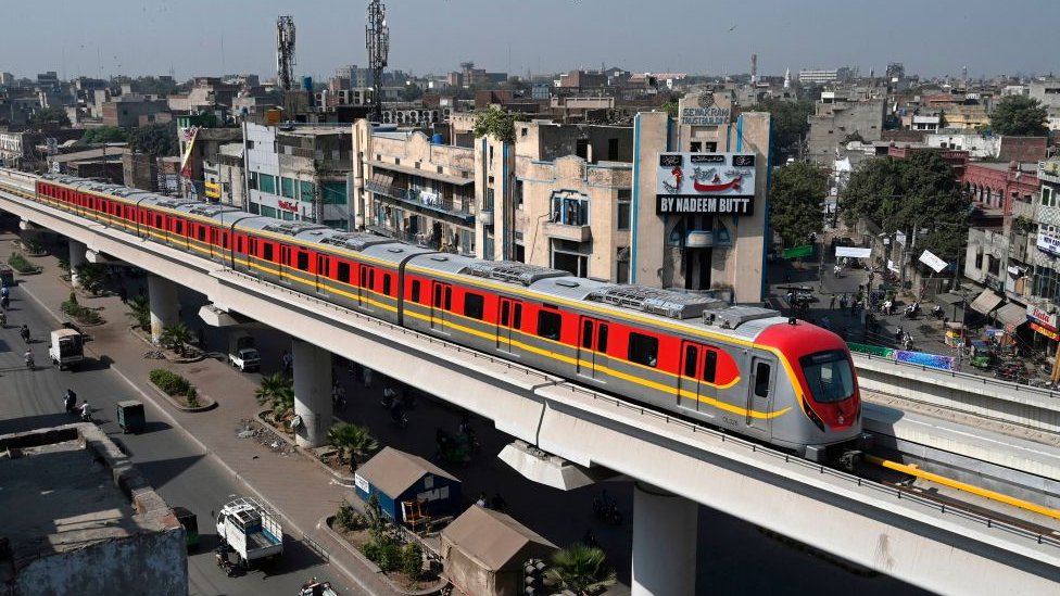 VIDEO: Man attempts suicide by jumping off the Orange Line train tracks | Baaghi TV