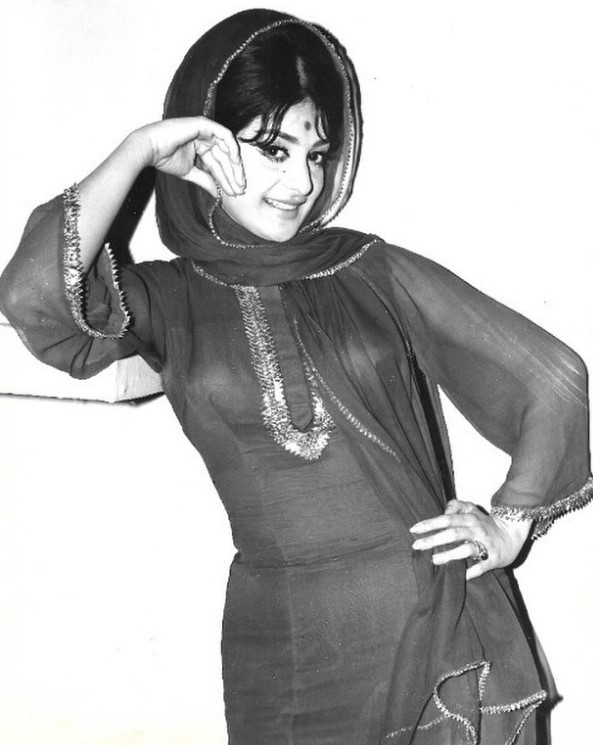 Saira Banu makes Instagram debut, shares old pictures with Dilip Kumar | Baaghi TV