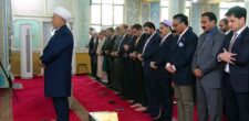 APP22-201023 URUMQI: October 20 - Caretaker Prime Minister Anwaar-ul-Haq Kakar offers Friday prayer at historic Yanghang Mosque. APP/MAF/FHA