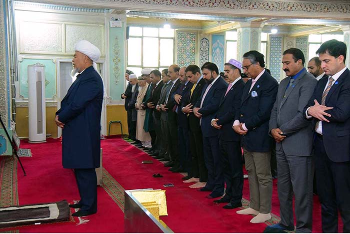 APP22-201023 URUMQI: October 20 - Caretaker Prime Minister Anwaar-ul-Haq Kakar offers Friday prayer at historic Yanghang Mosque. APP/MAF/FHA