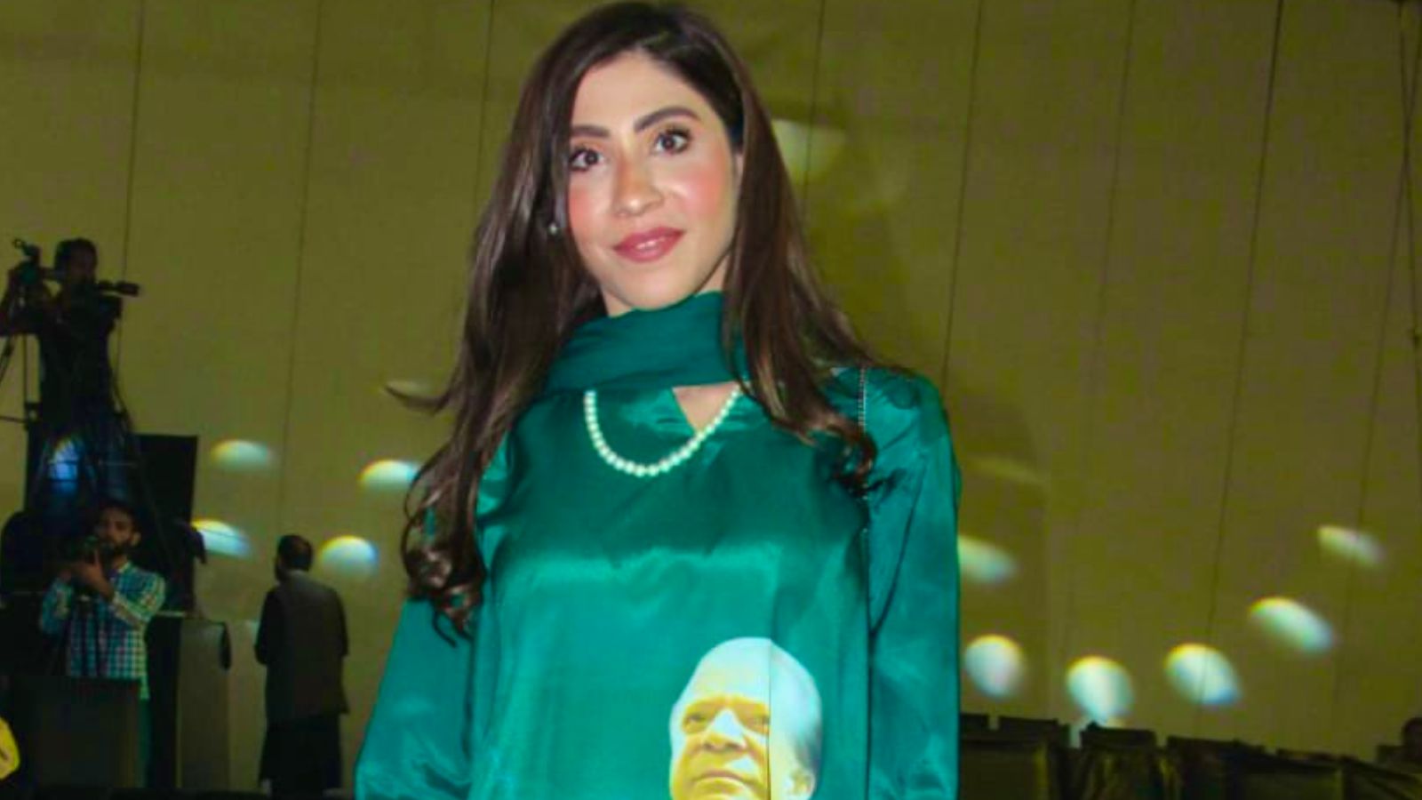 Hina Parvez Butt wears ‘Nawaz Sharif’ kurta ahead of Minar-e-Pakistan jalsa