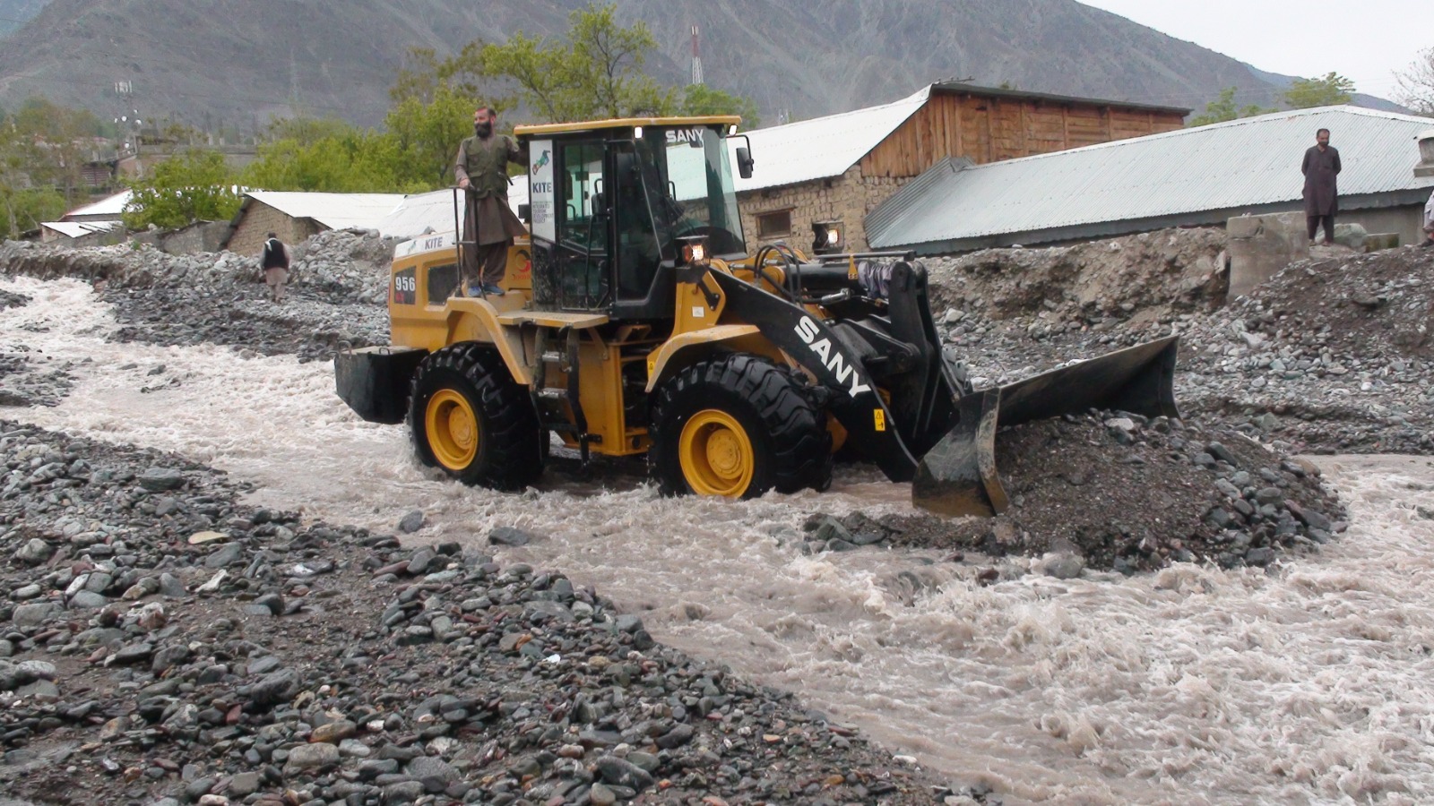 Pak-Afghan Border Area Arndo Road Blocked Once Again due to Flood Day after it opened for Traffic | Baaghi TV