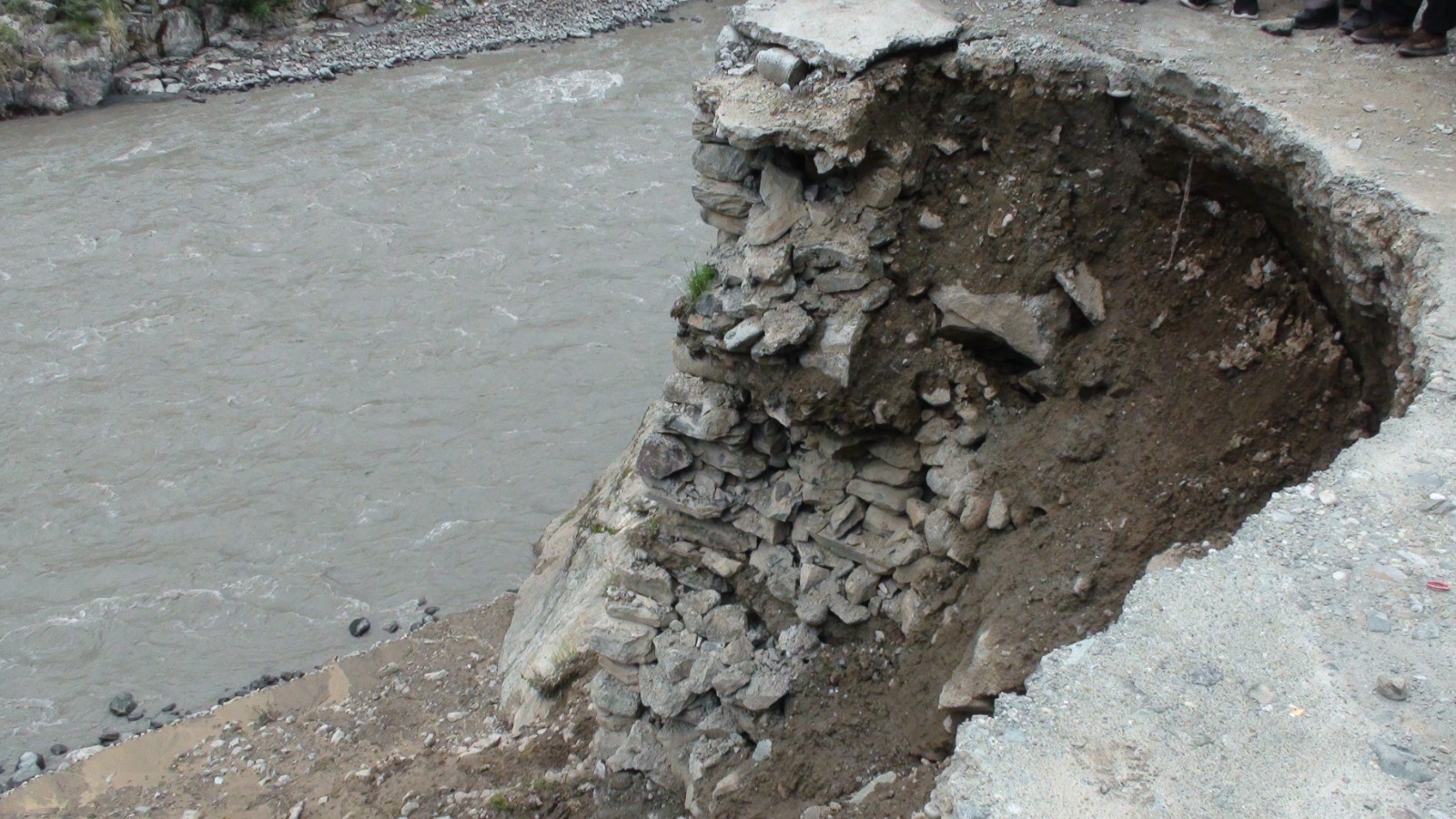 Pak-Afghan Border Area Arndo Road Blocked Once Again due to Flood Day after it opened for Traffic | Baaghi TV