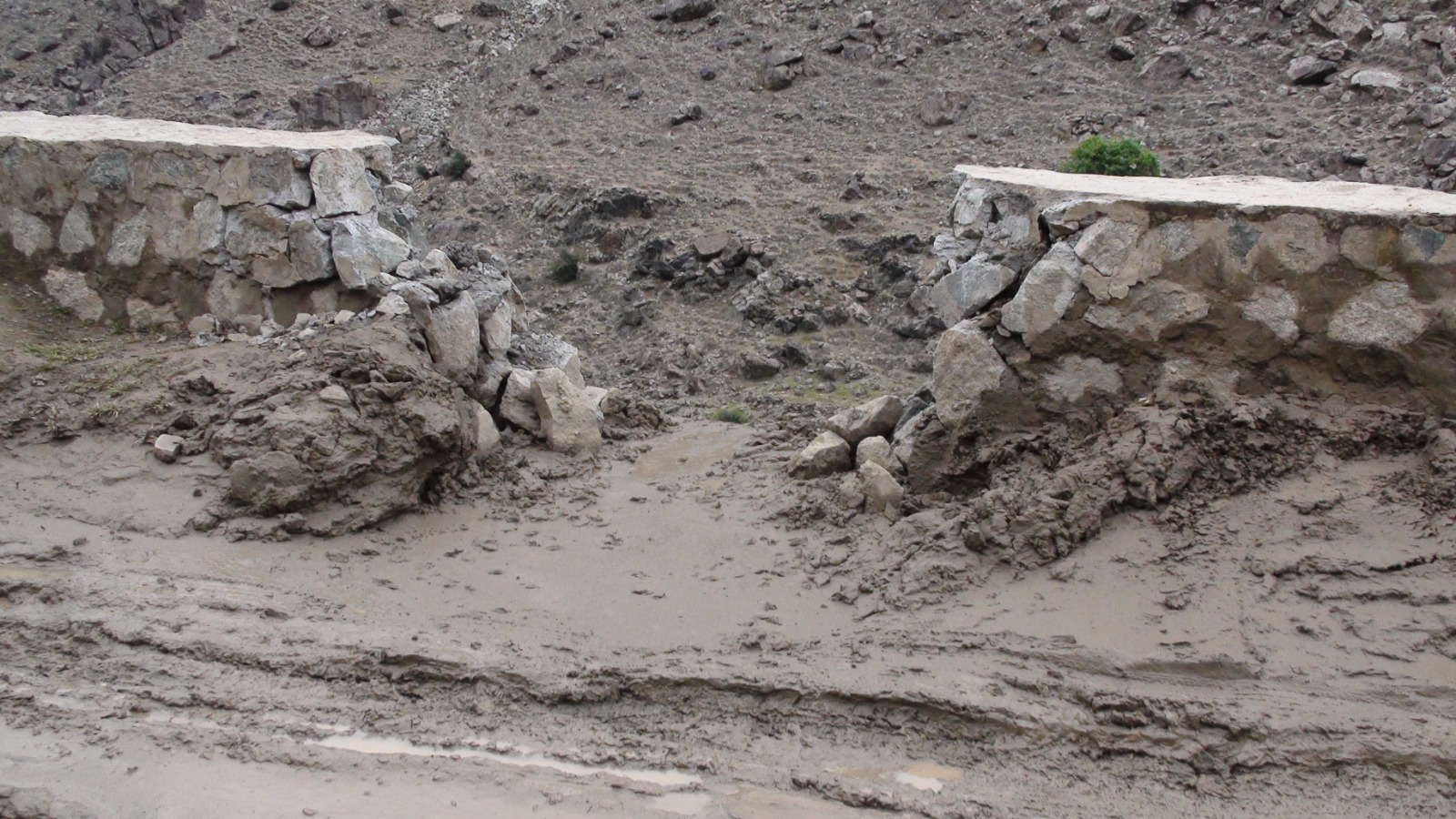 Pak-Afghan Border Area Arndo Road Blocked Once Again due to Flood Day after it opened for Traffic | Baaghi TV