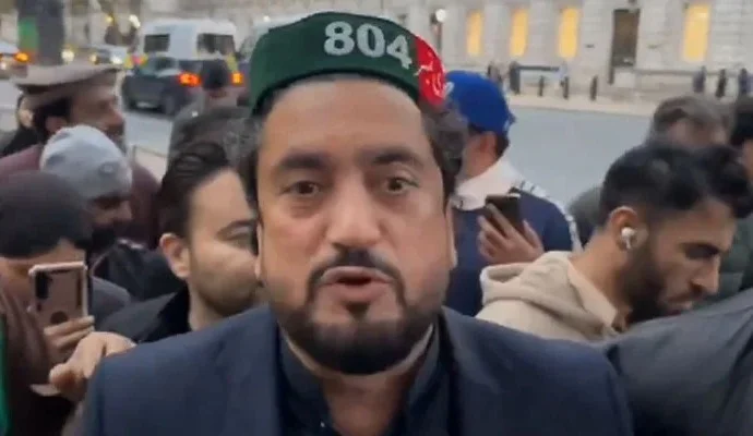 Differences within PTI: Shehryar Afridi pushed off stage in London Protest