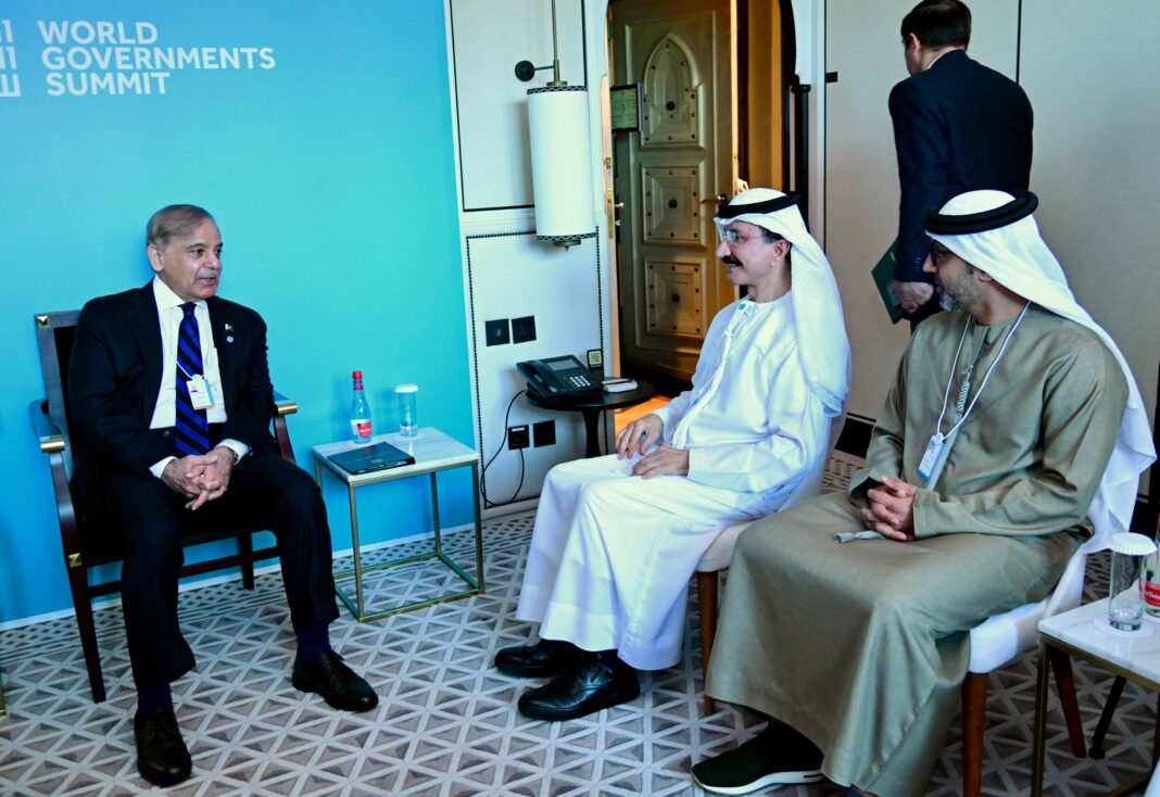 PM, DP World CEO discuss stronger bilateral ties at World Government Summit