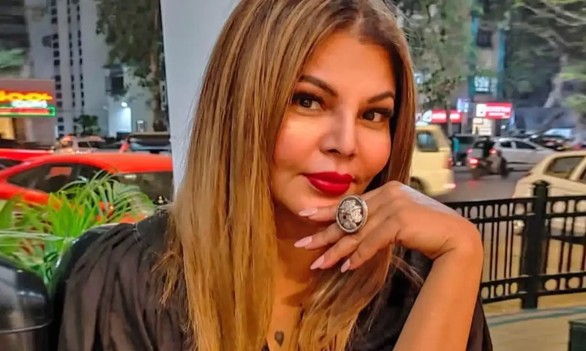 Rakhi Sawant gives blunt response to those criticizing the Pakistani flag