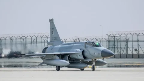 Dubai Airshow 2025 — A Tale of Contrasts: Tejas Under Scrutiny, JF-17 Block III Shines