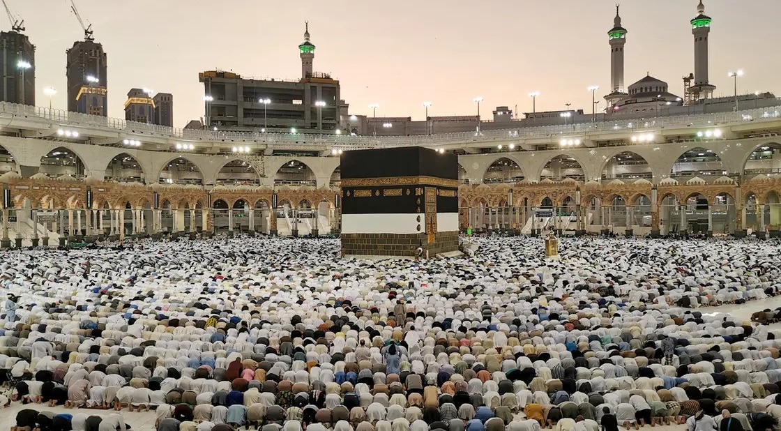 Saudi Authorities Issue Deadline for Umrah Pilgrims to Exit Before Hajj