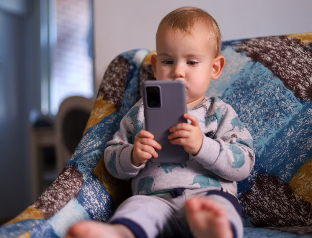 UK Study Warns Screen Time May Harm Development of Children Under Two | Baaghi TV